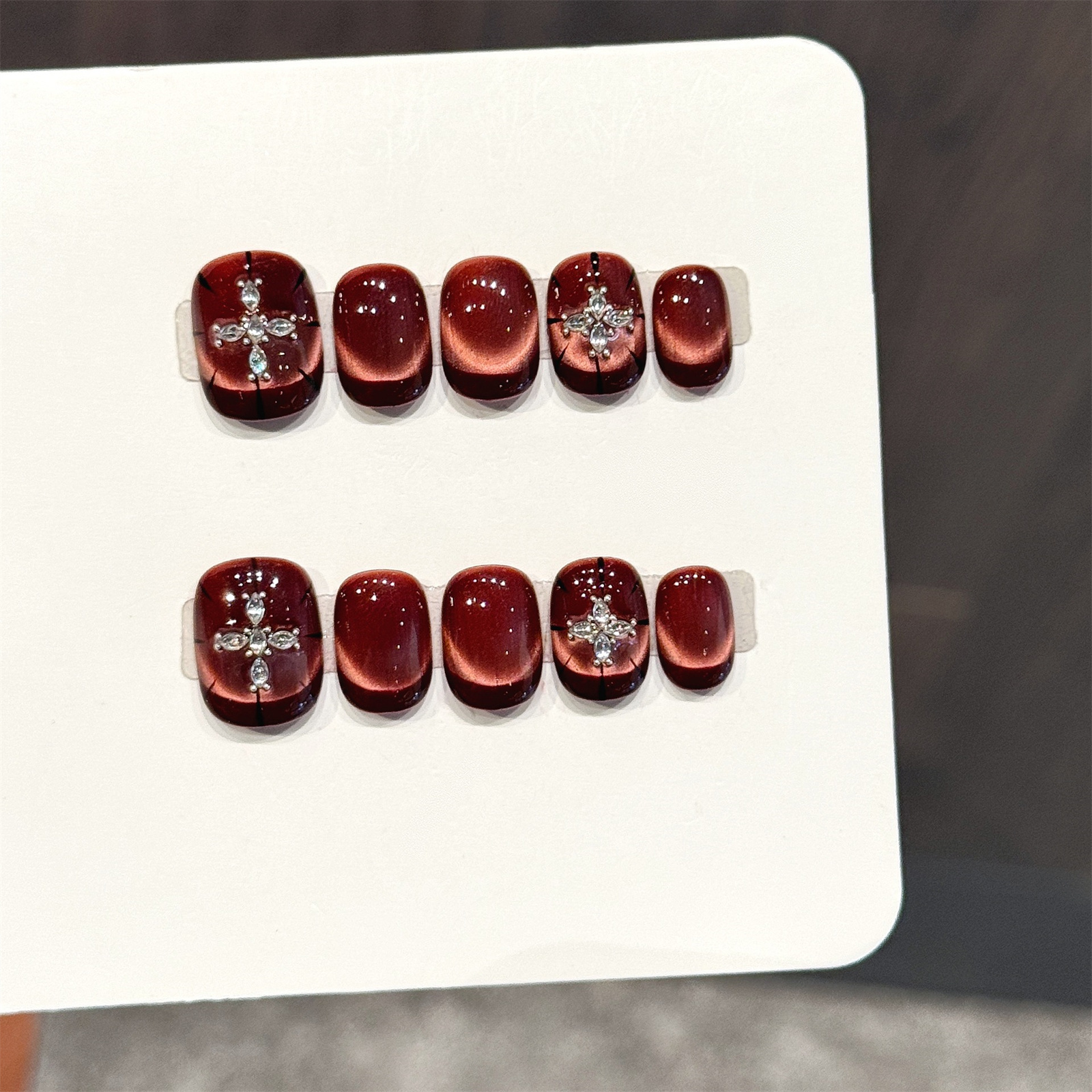 10pcs Wine-red Cat's Eye Press - Nail Art Red recensione e prezzo